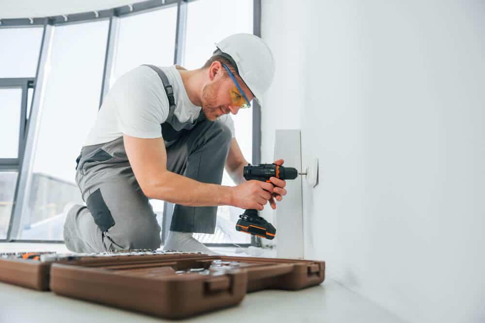 side-view-repairman-is-working-indoors-modern-room 